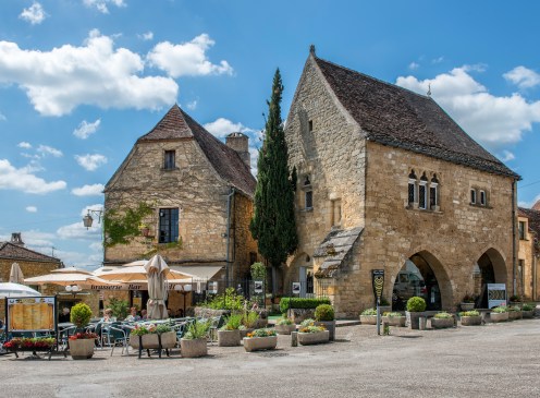 Dans la Place de la Rode, Domme