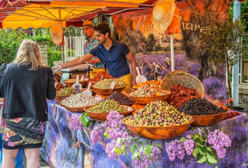 Étal d'olives au marché de Saint-Cyprien